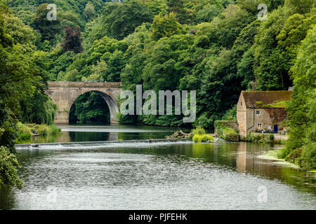 Vue depuis l'aval de Prebends Bridge, l'un des trois ponts en arc en pierre dans la région de Durham, Royaume-Uni Banque D'Images