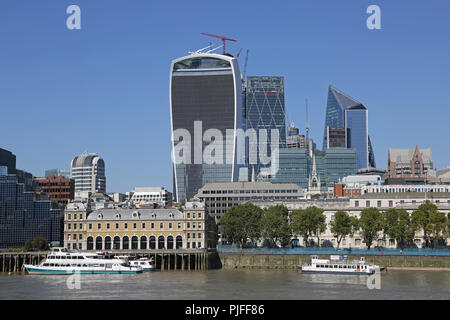 Ville de London Skyline de la Tamise montrant le "bâtiment des talkie-walkie, centre, et l'ancien marché aux poissons Billingsgate, gauche Banque D'Images