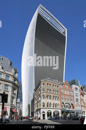 Vue de la rue, 20 Fenchurch Street, London, UK. Connu sous le nom de Walkie Talkie, conçu par l'architecte Rafael Vinoly Uraguayan Banque D'Images