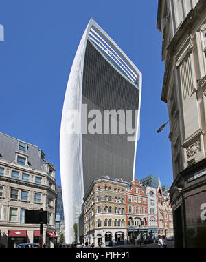 Vue de la rue, 20 Fenchurch Street, London, UK. Connu sous le nom de Walkie Talkie, conçu par l'architecte Rafael Vinoly Uraguayan Banque D'Images