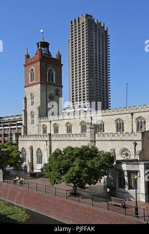 Le Barbican, Londres, Royaume-Uni. Église St Giles est entouré par les années 1960, le développement du logement brutaliste construit sur les sites bombes d'après-guerre. Banque D'Images