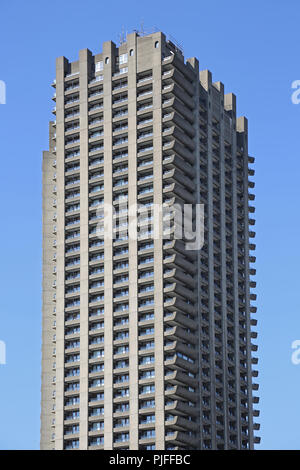 Dans la tour de Shakespear développement Barbican, Londres, Royaume-Uni. L'histoire 42 tours résidentielles sont un exemple célèbre de l'architecture d'après-guerre brutaliste. Banque D'Images