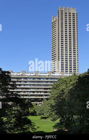 Des jardins paysagers en face de Defoe House in London's développement résidentiel Barbican, Londres, Royaume-Uni. Au-delà de la tour de Shakespear montre Banque D'Images