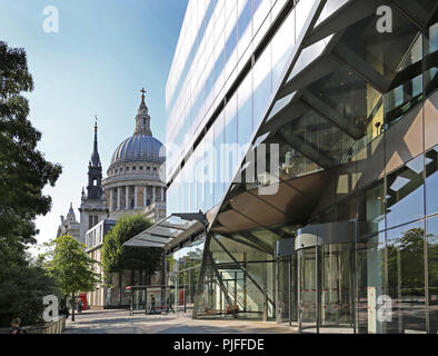 Entrée de l'un nouveau changement de bureaux avec la Cathédrale St Paul - au-delà du contraste entre la vieille et la nouvelle. Banque D'Images