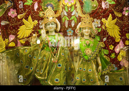 Une des statues de Krishna et Radha dans un temple à Vrindavan Mathura Uttar Pradesh, Inde Banque D'Images