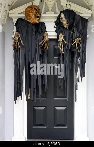 En face de la maison d'Halloween decorations Banque D'Images