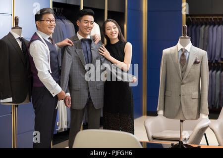 Jeune couple shopping dans une boutique de vêtements pour hommes Banque D'Images