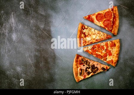 Tranches de pizza avec des obturations différentes sur un fond texturé noir, vue du dessus Banque D'Images