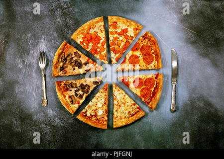 Tranches de pizza avec des obturations différentes sur un fond texturé noir, vue du dessus Banque D'Images