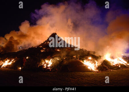 Les flammes et la fumée provenant d'un grand feu de joie après qu'il a été allumé pendant la nuit feu traditionnelles célébrations dans le Royaume-Uni. Banque D'Images