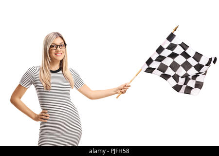 Jeune femme qui agitait un drapeau à damiers isolé sur fond blanc Banque D'Images