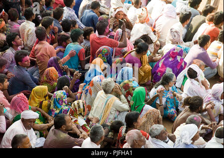 Les dévots ils clelebrate Lathmar Holi Festival au village nandgaon à Mathura Uttar Pradesh Inde Asie Banque D'Images