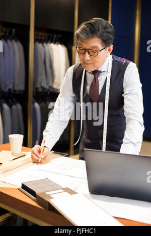 Confiant Fashion designer working Banque D'Images