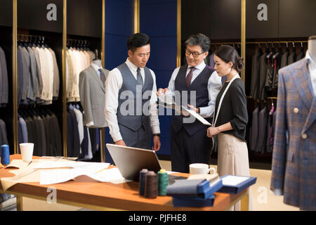 Certains créateurs de mode travaillant Banque D'Images