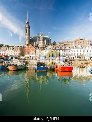 Cork, Irlande - Septembre 15, 2016 : La forme dominante de la cathédrale Saint-colman s'élève au-dessus des rues en terrasses et bateaux de pêche colorés de la s Banque D'Images