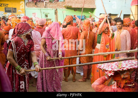 Les dévots ils clelebrate Lathmar Holi Festival au village nandgaon Mathura Uttar Pradesh, Inde, Asie du Sud Banque D'Images