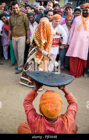 Les dévots ils clelebrate Lathmar Holi Festival au village nandgaon Mathura Uttar Pradesh, Inde, Asie du Sud Banque D'Images