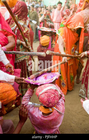 Les dévots ils clelebrate Lathmar Holi Festival au village nandgaon Mathura Uttar Pradesh, Inde, Asie du Sud Banque D'Images