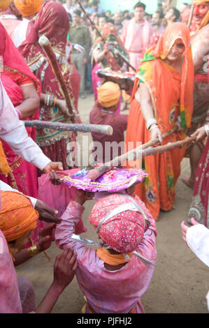 Les dévots ils clelebrate Lathmar Holi Festival au village nandgaon Mathura Uttar Pradesh, Inde, Asie du Sud Banque D'Images