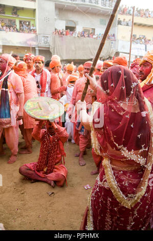 Les dévots ils clelebrate Lathmar Holi Festival au village nandgaon Mathura Uttar Pradesh, Inde, Asie du Sud Banque D'Images