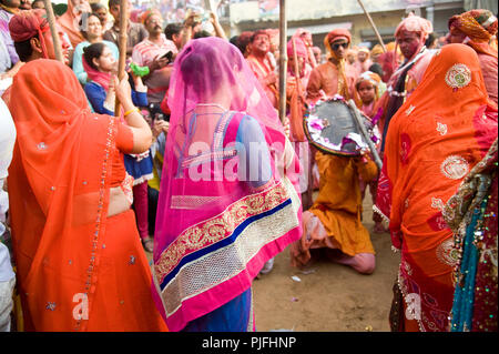 Les dévots ils clelebrate Lathmar Holi Festival au village nandgaon Mathura Uttar Pradesh, Inde, Asie du Sud Banque D'Images