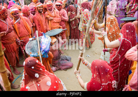 Les dévots ils clelebrate Lathmar Holi Festival au village nandgaon Mathura Uttar Pradesh, Inde, Asie du Sud Banque D'Images