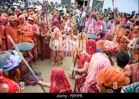 Les dévots ils clelebrate Lathmar Holi Festival au village nandgaon Mathura Uttar Pradesh, Inde, Asie du Sud Banque D'Images