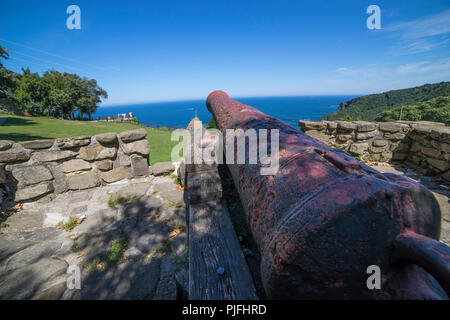 Fer militaire Canon à l'autre du pays Basque dans le nord de l'Espagne Banque D'Images