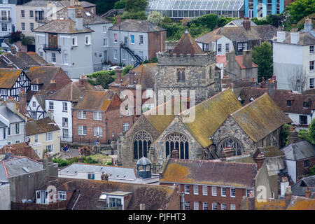 Hastings, Angleterre, Royaume-Uni - le 23 juin 2018 : St Clement's Parish Church se distingue parmi les gîtes traditionnels dans le quartier de la vieille ville de Hastings dans l'Est Banque D'Images