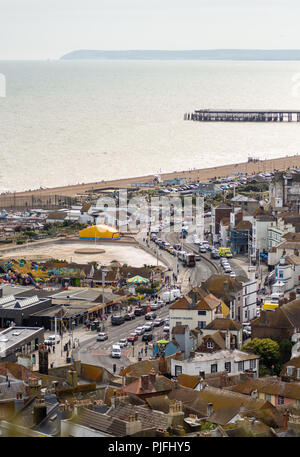 Hastings, Angleterre, Royaume-Uni - le 23 juin 2018 : bateaux, parkings, fêtes foraines et vieilles maisons traditionnelles de fond le front de mer de Hastings, à Sussex. Banque D'Images