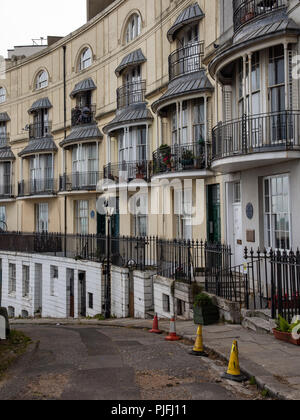 Hastings, Angleterre, Royaume-Uni - le 23 juin 2018 : Une rangée de balcons est décorée avec des plantes en pot dans un croissant terrasse des maisons de ville victoriennes dans la mer Banque D'Images