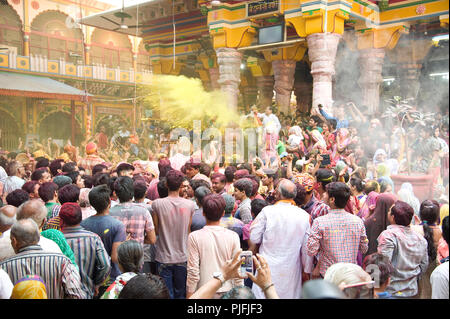 Les dévots ils célèbrent Holi Festival à Dwarka Dhish Mandir Mathura Uttar Pradesh, Inde, Asie du Sud Banque D'Images