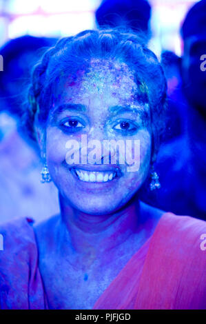 Portrait d'une femme indienne avec des couleurs dans son visage à Holi festival à Mathura Uttar Pradesh, Inde, Asie du Sud Banque D'Images