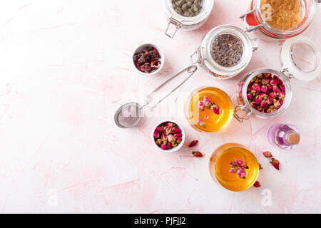 Une tisane faite de boutons de roses séchées et des fleurs de lavande dans deux plaques de verre transparent. Vue d'en haut. L'espace pour le texte. Banque D'Images