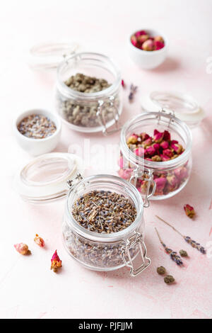 Les boutons de fleurs rose séchées et de fleurs en pots de verre. Tisane, nettoyage, produits bio bio Banque D'Images