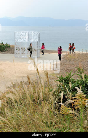 Le Japon, l'île de Naoshima, l'installation d'art moderne sur la plage Banque D'Images