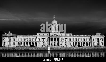 Dublin, Irlande, en mars 2018, vue de la Custom House par la rivière Liffey Banque D'Images