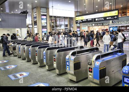 OSAKA, JAPON - 23 NOVEMBRE 2016 : Les passagers pressés à la gare de Tennoji à Osaka, Japon. JR West station Tennoji a servi 143 202 passagers par jour en 2015 Banque D'Images