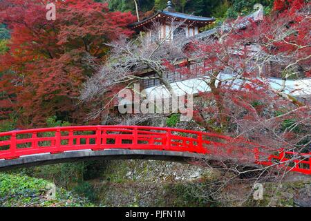 Pont japonais rouge dans le parc près de Minoo Osaka, Japon. Banque D'Images