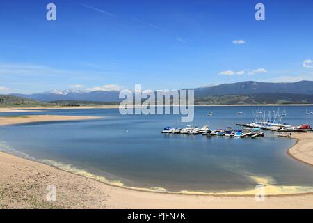 Colorado, États-Unis - Lac Granby avec vue Montagnes Rocheuses en arrière-plan. Partie d'Arapaho National Recreation Area. Banque D'Images