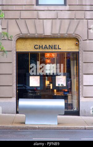 NEW YORK, USA - 1 juillet 2013 : Chanel fashion store à Madison Avenue, New York. La célèbre marque existe depuis 1909 et avait 6,3 milliards EUR en recettes Banque D'Images