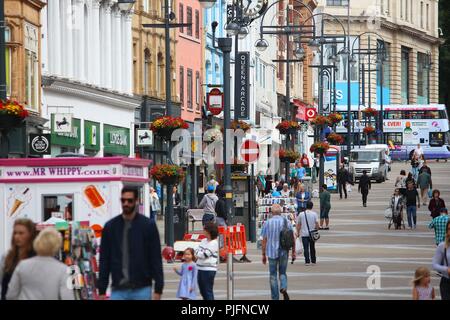 LEEDS, UK - 12 juillet 2016 : Les gens magasinent à Briggate street dans le centre-ville de Leeds, Royaume-Uni. Leeds région urbaine a 1,78 million d'habitants. Banque D'Images