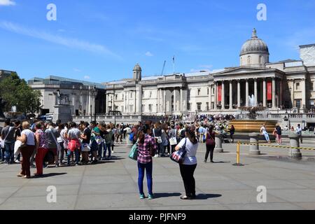 Londres, UK - 6 juillet 2016 : visite de Trafalgar Square à Londres. La place est une partie de la ville de Westminster et a été construite en 1840. Banque D'Images