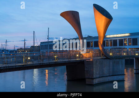 Pero's Bridge, nommé d'après Pero Jones, qui a vécu à Bristol comme l'esclave de John Pinney, Bristol, Angleterre port flottant. Conçu par Eilis O'Connel Banque D'Images