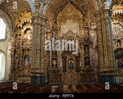 Porto, Portugal - Mars 23, 2015 : partie latérale de l'autel de l'église de San Francisco (High ISO photo) Banque D'Images