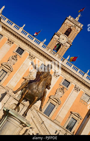 L'Italie, Lazio, Rome, Piazza del Campidoglio par Michel-Ange, angulaire de la statue de l'empereur romain Marc Aurèle avec la tour de l'horloge du Palais Sénatorial dans l'arrière-plan. Banque D'Images