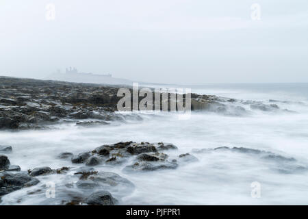 Château de Dunstanburgh depuis le sud sur un jour de tempête et sauvages, Norhumberland, Angleterre Banque D'Images