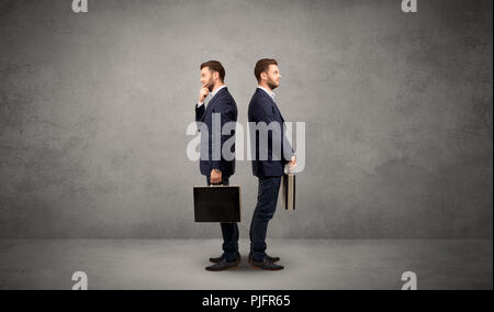 Jeune homme d'affaires en conflit de choisir entre deux directions Banque D'Images