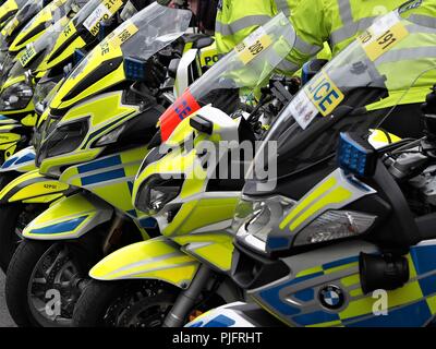 Détails de motos de police qui attend le démarrage de la phase 5 du Tour de Bretagne 2018, Cockermouth, Cumbria, Angleterre, Royaume-Uni Banque D'Images