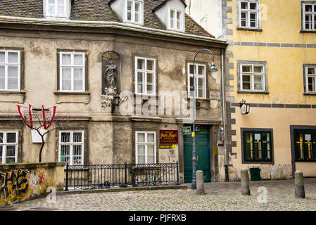 Bâtiment médiéval à Vienne, Autriche avec une niche d'angle sur Griechengasse dans le quartier grec. Banque D'Images